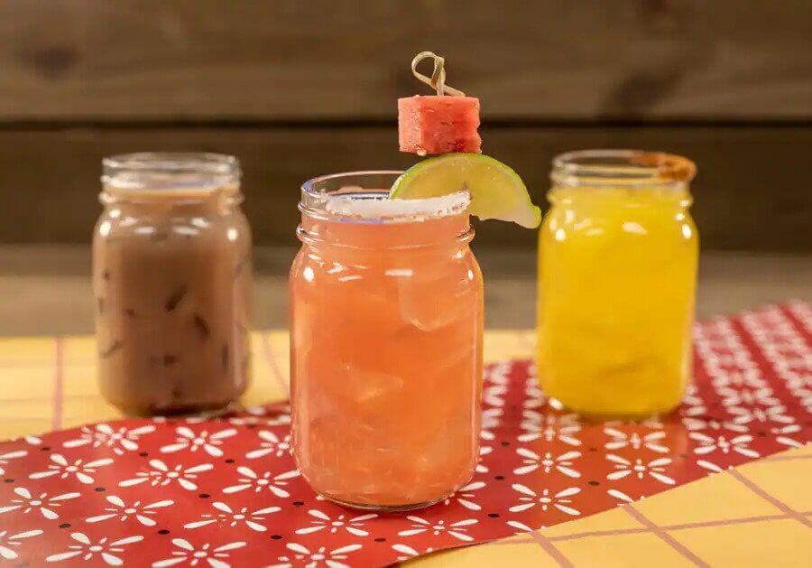 Alcoholic and non-alcoholic beverages are served in jars