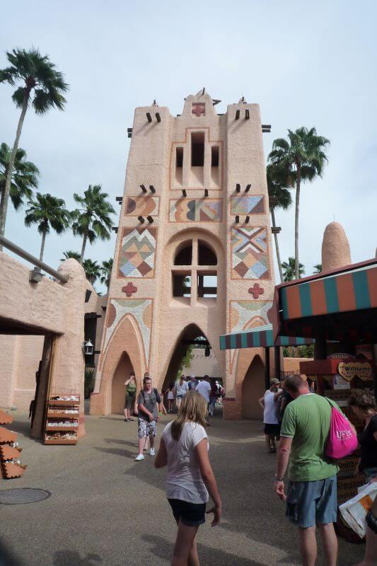 A small crowd of people in the Pantopia area of Busch Gardens<br />
